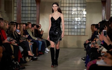 La vanguardia del diseño londinense marca territorio en Semana de la Moda