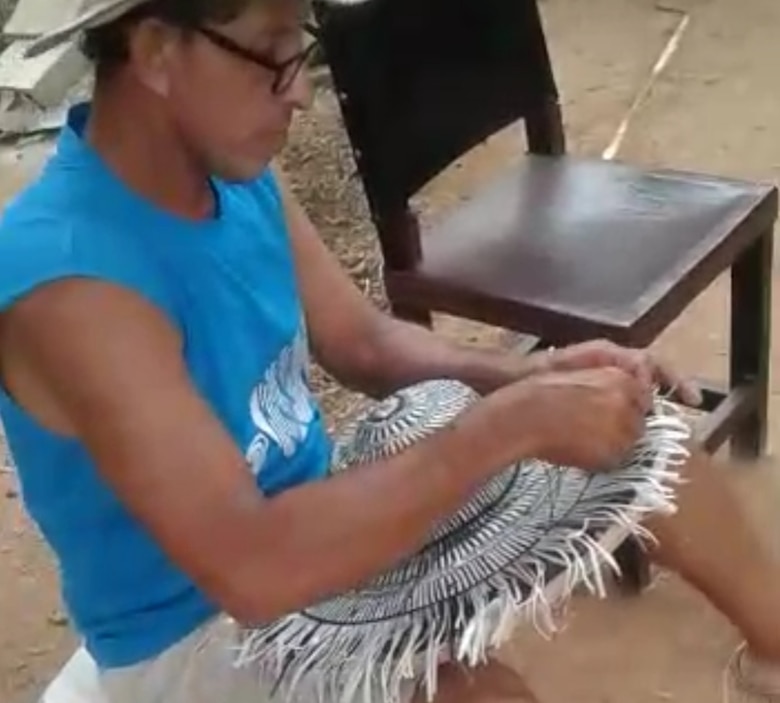 Chitreano confecciona sombreros con material reciclado y los vende hasta en 60 dólares