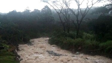 Desborde de ríos y alcantarillas obstruidas afectan a 92 residencias  en 4 provincias