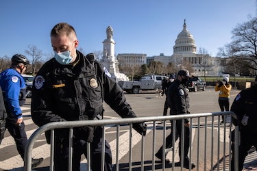 Renuncia jefe de la policía del Capitolio tras asalto de partidarios de Trump