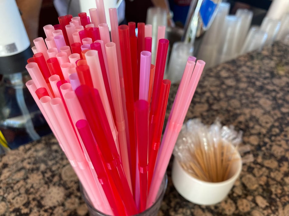 Carrizos de plástico ya no se podrán comercializar