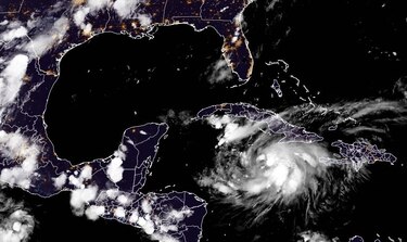 Turistas disfrutan del Caribe mexicano antes del arribo de posible huracán Grace