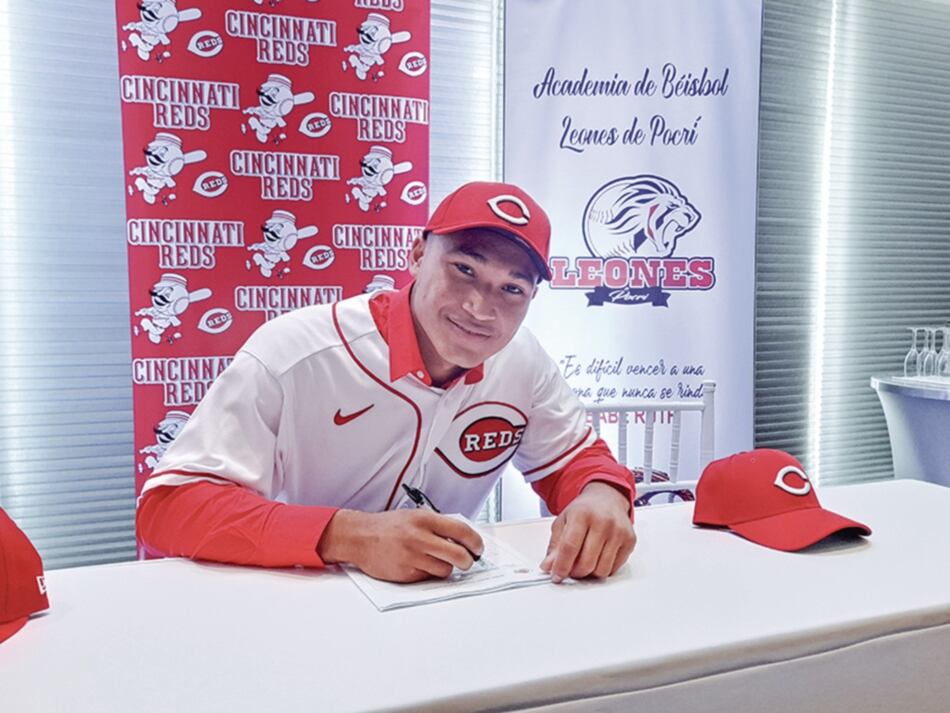 Esmith Pineda, orgullo de El Roble, firma con Cincinnati