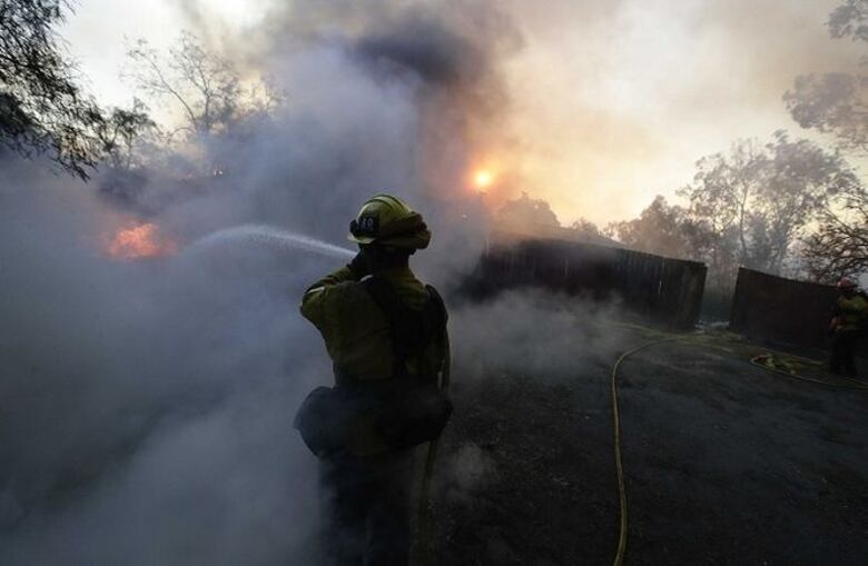 Vientos avivan incendios forestales en el sur de California