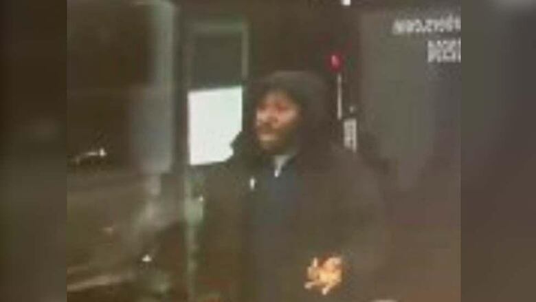 El ferroviario que se convirtió en un héroe al salvar varias vidas durante un apuñalamiento masivo en un tren de Inglaterra