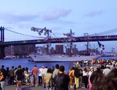 Un barco de bandera mexicana choca con la base del puente de Brooklyn en Nueva York