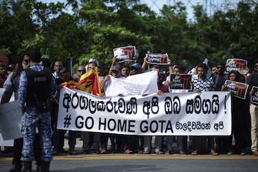 Presidente de Sri Lanka continúa su huida, ahora a Singapur