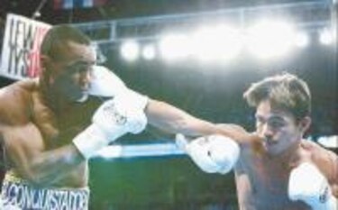 Pacquiao defiende exitosamente título al noquear a Eliécer Julio