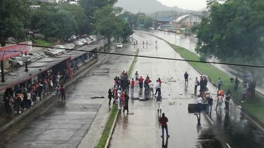Estudiantes de la Universidad de Panamá protestaron en la vía Transístmica