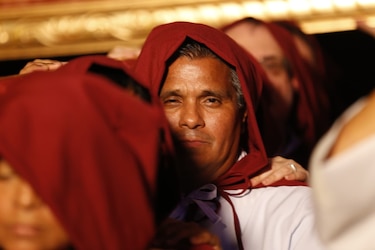 Docenas de fieles participan en la procesión de la Hermandad de la Santa Cena en el Casco Antiguo