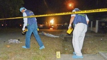 Hieren a policía y acribillan a dos en David
