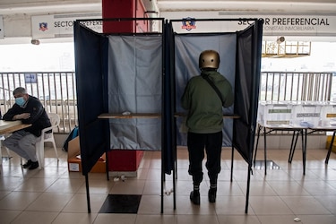 Chilenos empiezan a elegir a los redactores de su nueva ‘Constitución’