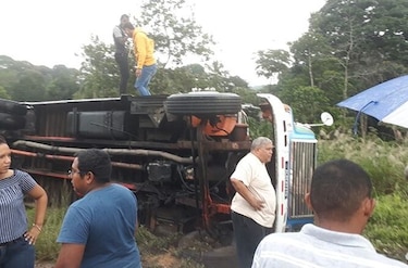 Vuelco de bus en la autopista de Colón deja 17 pasajeros heridos