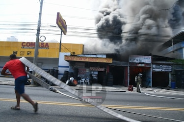 Incendio en el sector de Río Abajo afectó a varios comercios