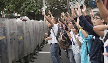 Venezuela protesta; Maduro niega golpe
