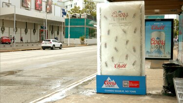 La cerveza Coors Light presenta el primer mupi de hielo de Panamá: ChillStop!