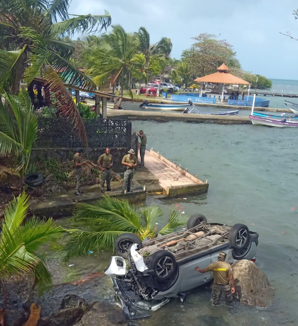 Rescatan a ocupantes de automóvil que cayó al mar en Portobelo, provincia de Colón