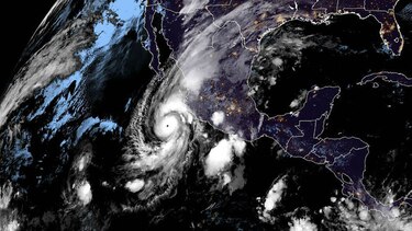 Willa se convierte en huracán de categoría 5 frente a México