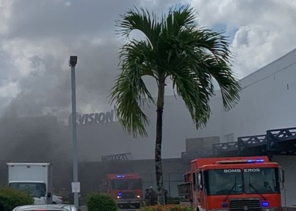 Incendio en un local de Los Pueblos; hieren a un bombero cuando se dirigía a atender la emergencia