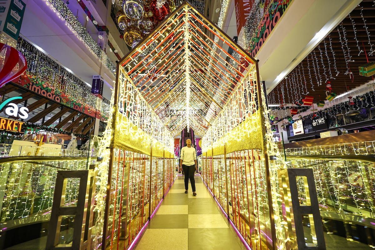 Las decoraciones navideñas iluminan el centro comercial Imaara en Nairobi, Kenia. EFE
