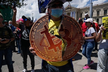 Qué pasó con el experimento de Bukele de convertir a El Salvador en el "país del bitcoin"