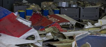 Estudian piezas que podrían ser de un sistema de misiles Buk, en el marco de la investigación del derribo del MH17