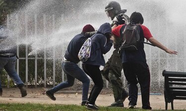 Reprimen a estudiantes chilenos en marcha no autorizada