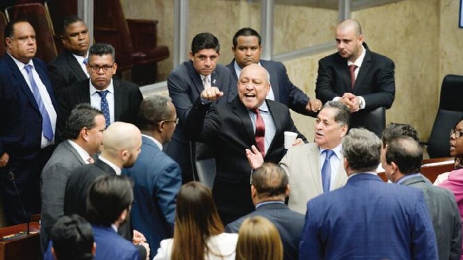 Gritos y amenazas en la Asamblea