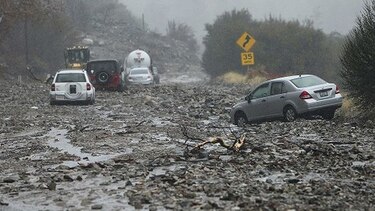 Inundaciones azotan la zona arrasadas por los incendios forestales al norte de California