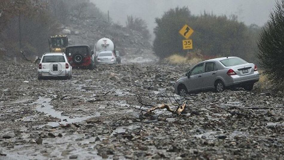Inundaciones azotan la zona arrasadas por los incendios forestales al norte de California