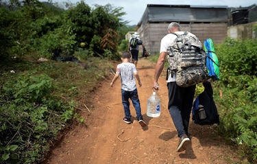 Tras quedar varados en Colombia, 700 migrantes retoman su travesía e ingresan al Tapón del Darién