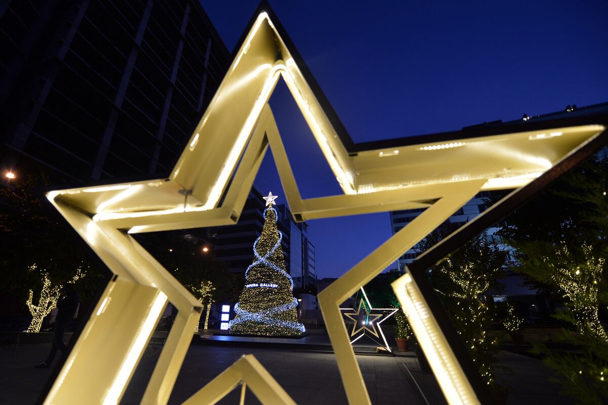 Vista del árbol de Navidad, que ha sido encendido en el centro de Beirut, Líbano. EFE