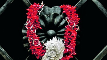 Exposición de joyas, con toques azuerenses