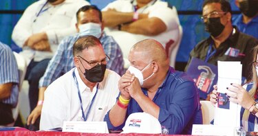 Tres fuerzas se disputan el poder en el PRD