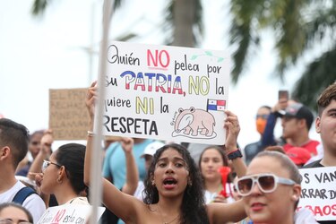 ‘¡Esta patria no se vende, esta patria se defiende!’, gritan miles en la marcha; policía lanza gas lacrimógeno y perdigones