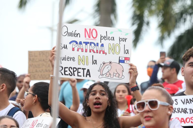 ‘¡Esta patria no se vende, esta patria se defiende!’, gritan miles en la marcha; policía lanza gas lacrimógeno y perdigones