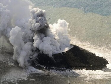 La nueva isla japonesa surgida de una erupción crece y se une a otra