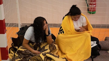 Los miles de evacuados que duermen en centros deportivos y hasta plazas de toros por los voraces incendios en España y Francia