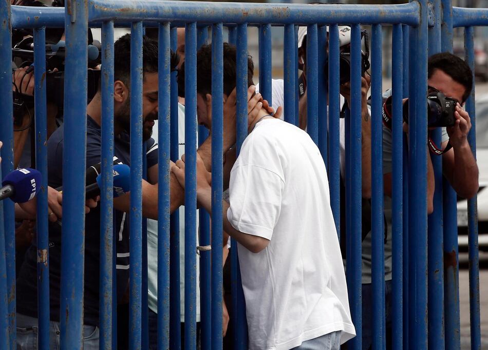 ‘Gracias a Dios estás a salvo’: Tres hermanos se reencuentran tras el naufragio en Grecia