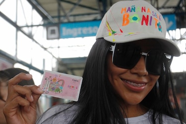 Metro de Medellín lanza tarjeta conmemorativa de Karol G