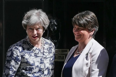 Theresa May salva su gobierno al lograr apoyo de partido irlandés