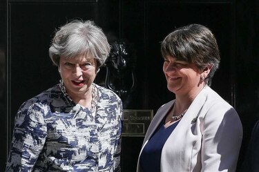 Theresa May salva su gobierno al lograr apoyo de partido irlandés