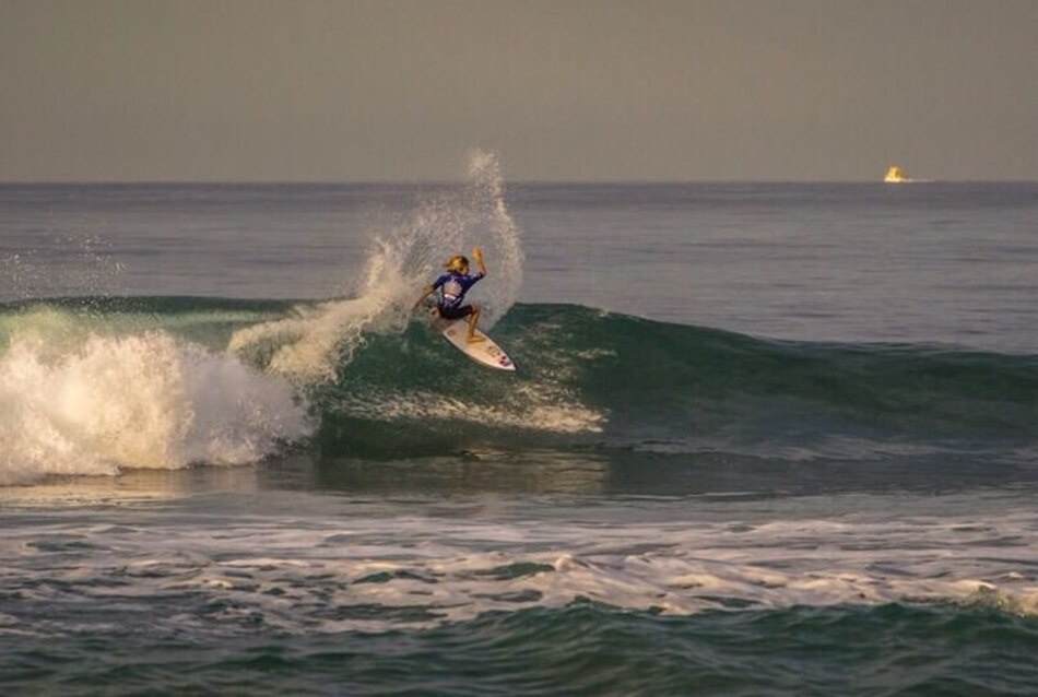 Surfistas juveniles panameños se mantienen sobre las olas de California