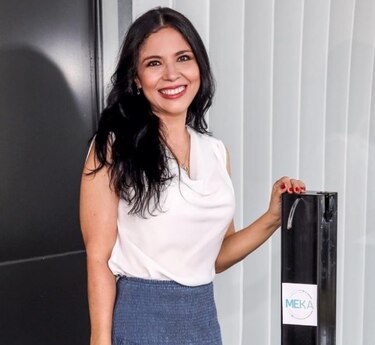 Un dispensador de gel que usa pedal, inventado por una panameña