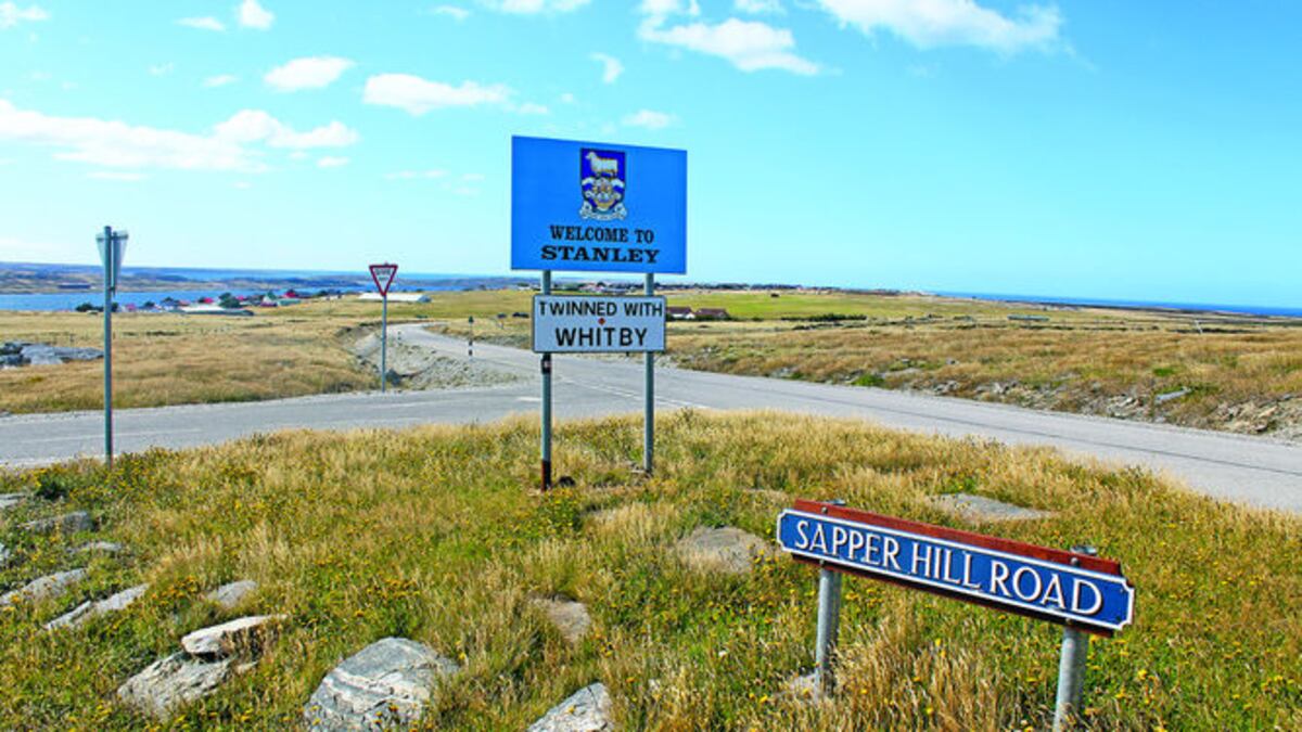 Stanley es una ciudad construida junto a un puerto, en la cual reside un 86% de sus 3 mil 135 habitantes (excluyendo el personal de la base militar), según el censo de 2012. Su vía pr