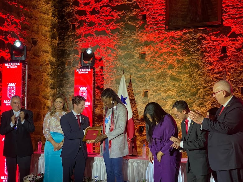 Atheyna Bylon es declarada hija meritoria de Panamá y recibe la Llave de la Ciudad