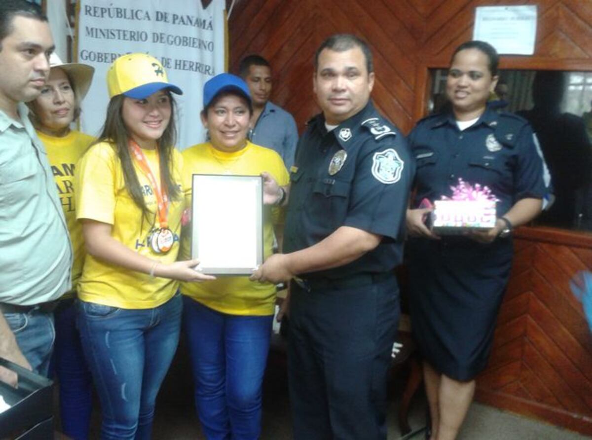 Reciben con honores a Carmen Chang, ganadora del concurso de oratoria