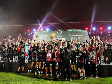 Alajuelense se corona campeón tras vencer al Saprissa de Fidel Escobar