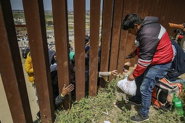 Vendedores de comida se lucran con migrantes varados en la frontera norte de México