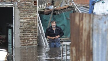 Tres muertos y 20 mil evacuados por inundaciones; Gobierno duplica ayuda